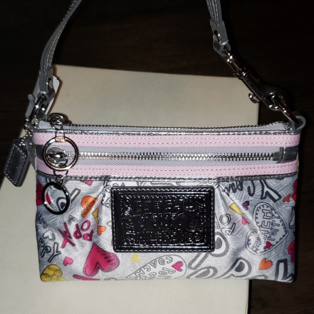 New Coach Poppy Graffiti Heart Large Wristlet - Picture 2 of 7
